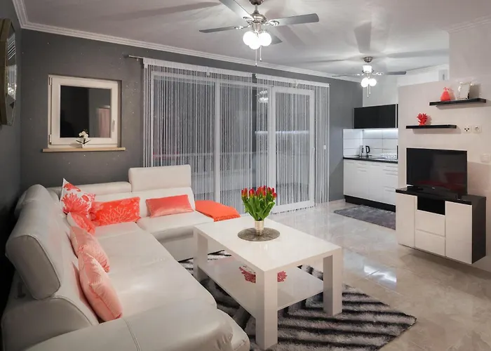 La Perla 3 Apartment Sutivan