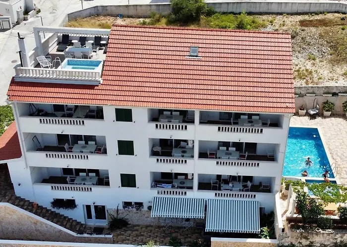 La Perla 3 Apartment