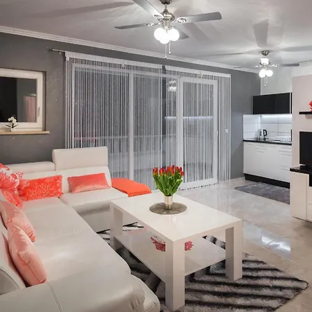 La Perla 3 Apartment Sutivan