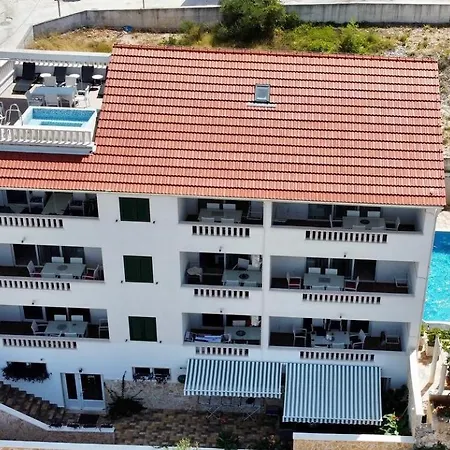La Perla 3 Apartment
